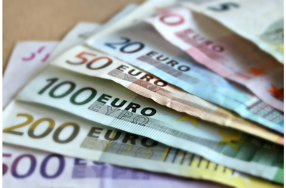 EU zabranjuje plaćanja u gotovini viša od 10.000 evra: Želi da spreči pranje novca
