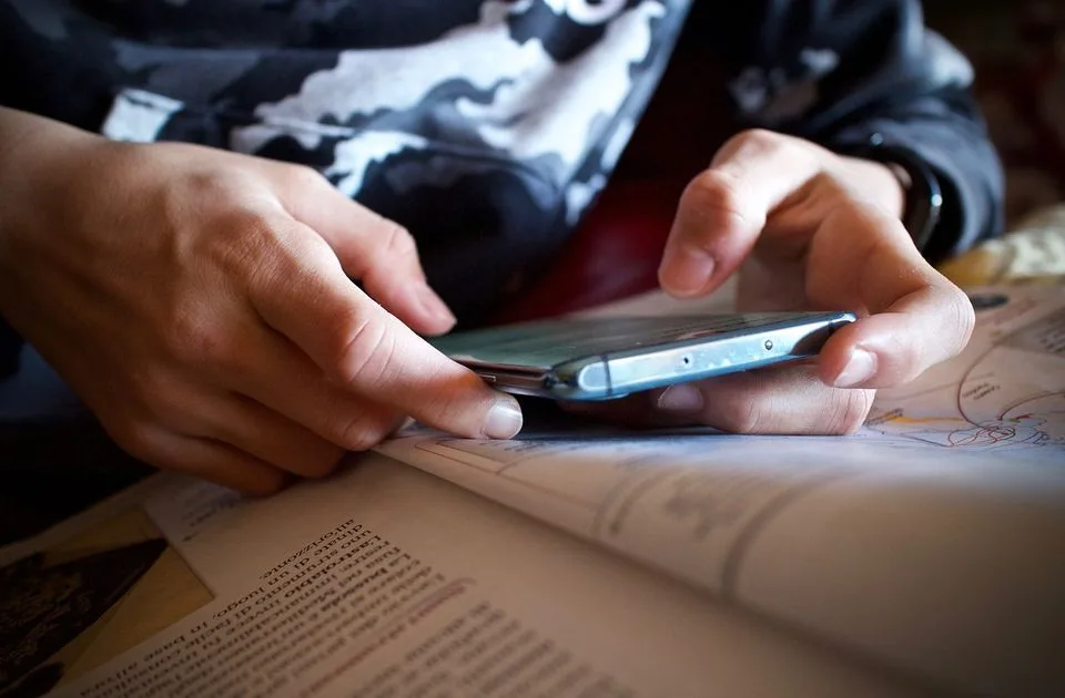 Da li restriktivne metode u školama daju rezultate: Đaci nalaze način da zaobiđu zabranu mobilnih telefona na časovima