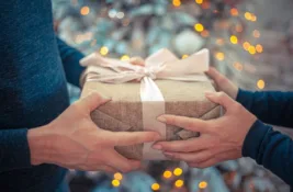 Poklon ne mora biti skup – lepa reč, osmeh i zagrljaj su besplatni darovi