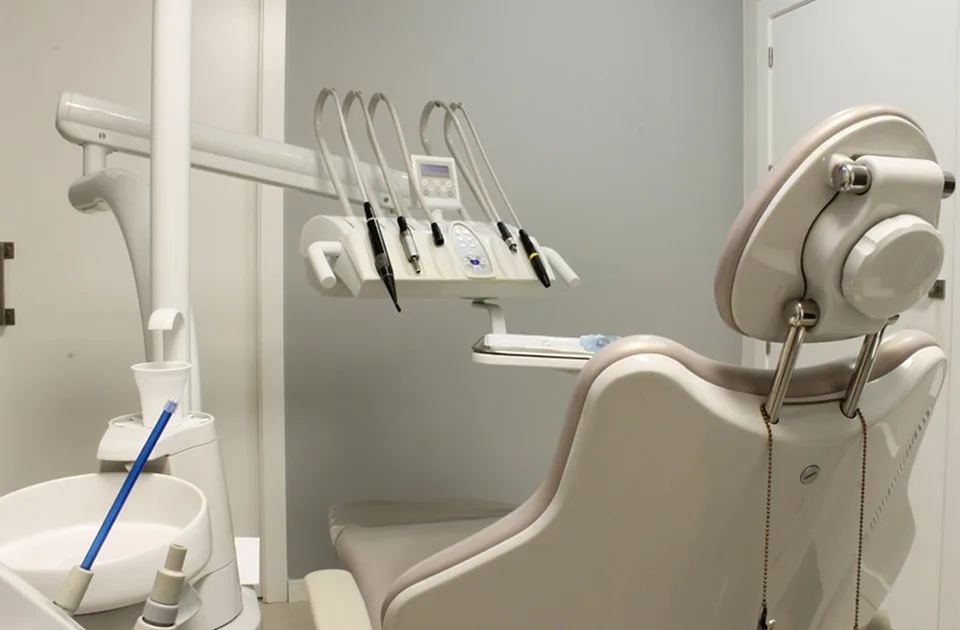 Zbog cena stomatoloških usluga sve više u Srbiji građani bez zuba