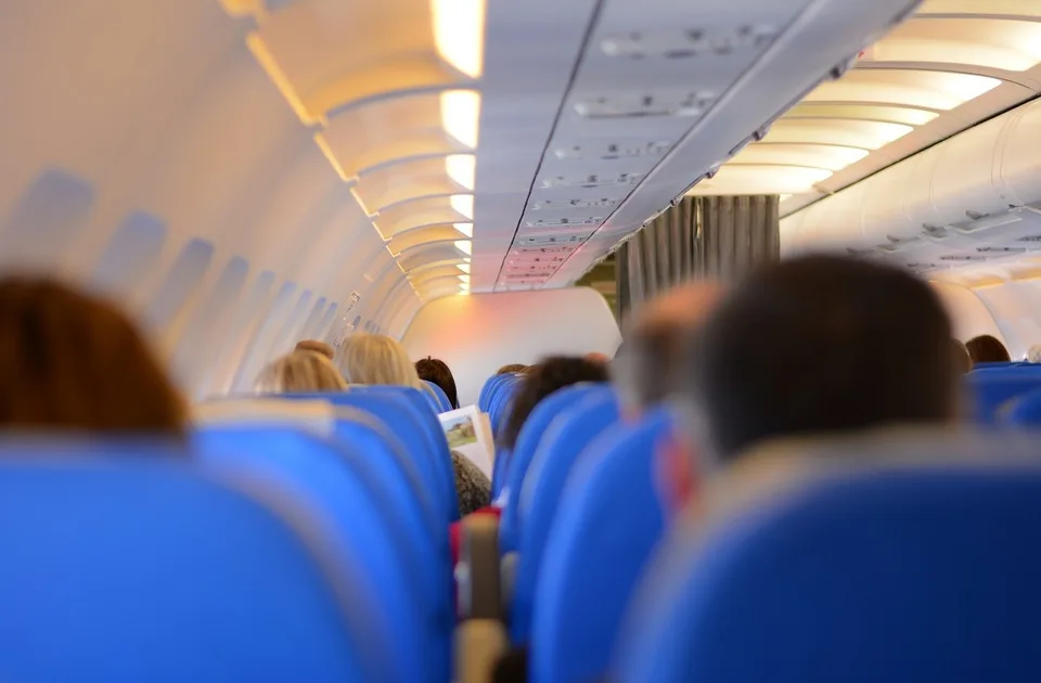 Kada putniku pozli u avionu – prva pomoć od davanja kiseonika do prinudnog sletanja