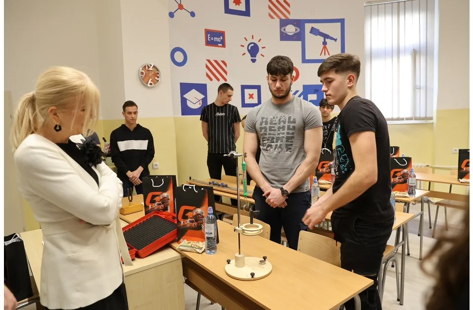 NIS podržao Elektrotehničku školu „Nikola Tesla“ u Beogradu. Moderni kabinet za fiziku za nove uspehe srednjoškolaca