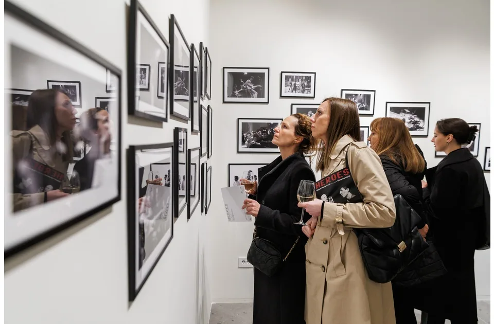 Otvorena izložba rok fotografija “HEROES: Hajsbert Hanekrot i Goranka Matić” u Galeriji DOTS