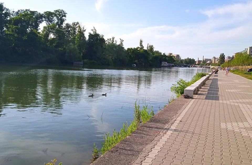 Promenljivo oblačno i malo svežije, popodne ponegde kratkotrajna kiša