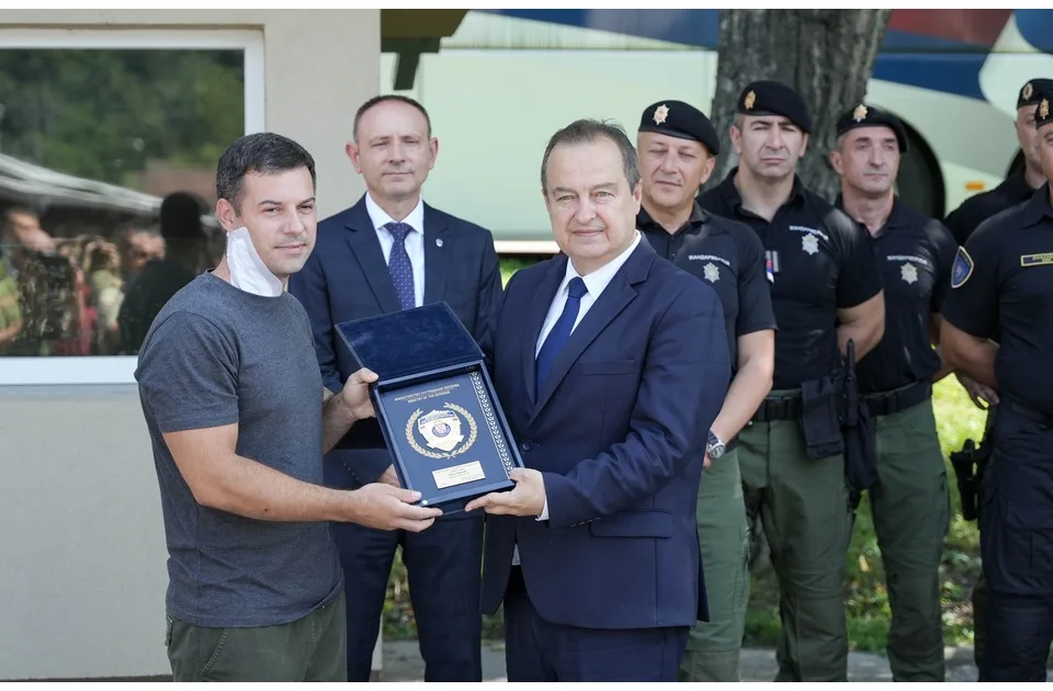 Povređeni žandarm izašao iz bolnice, Dačić mu uručio plaketu za hrabrost