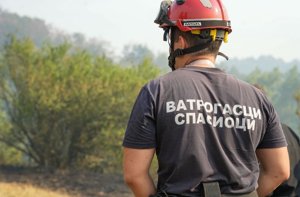 Vatra na Staroj planini i dalje gori, sela se brane protivpožarnim pojasevima