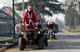 Mladi iz Banatskog Brestovca obradovali najmlađe uz Deda Mraza i ukrašene motore i kvadove