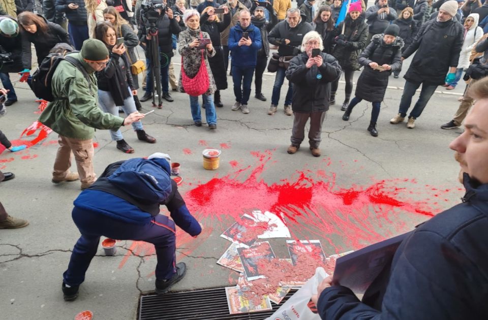 Novi Sad: Protest zbog nesreće na Železničkoj stanici ispred Skupštine grada