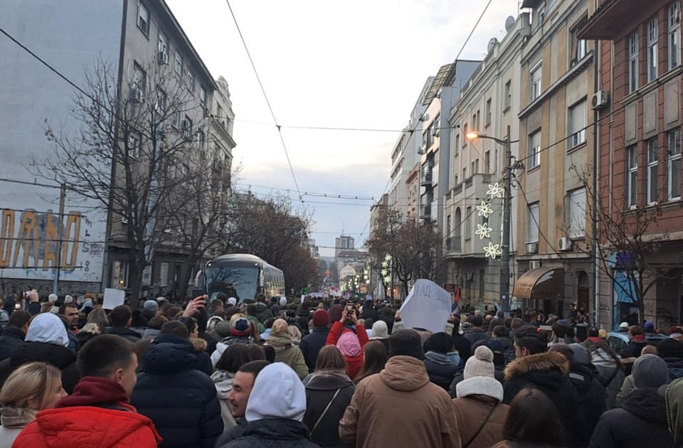 Protest na Slaviji: Nakon 15 minuta tišine, 30 minuta buke