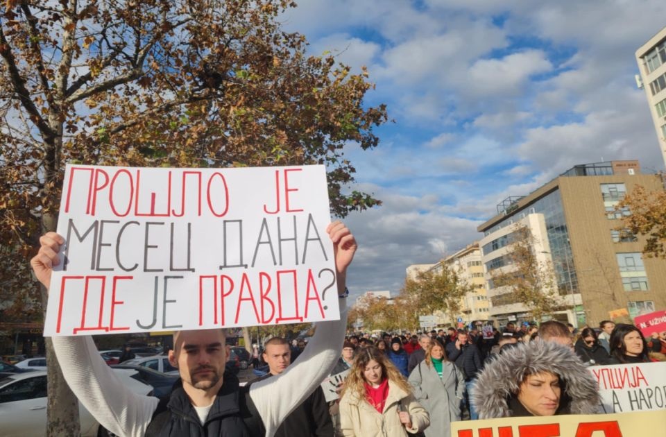 Mesec dana od tragedije u Novom Sadu: Protest na Trgu slobode i poruke ispisane crvenom bojom