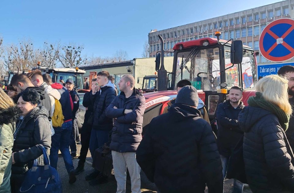 Novi Sad: Poljoprivrednici stigli u kampus