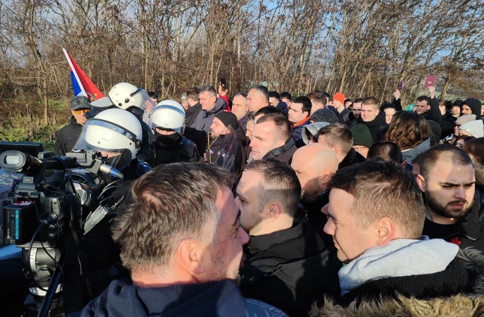 Podrška poljoprivrednicima kod Kisača: Policija pokušava da potisne građane