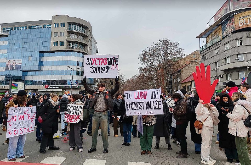 Novosadski studenti blokirali raskrsnicu u znak podrške koleginici iz Beograda