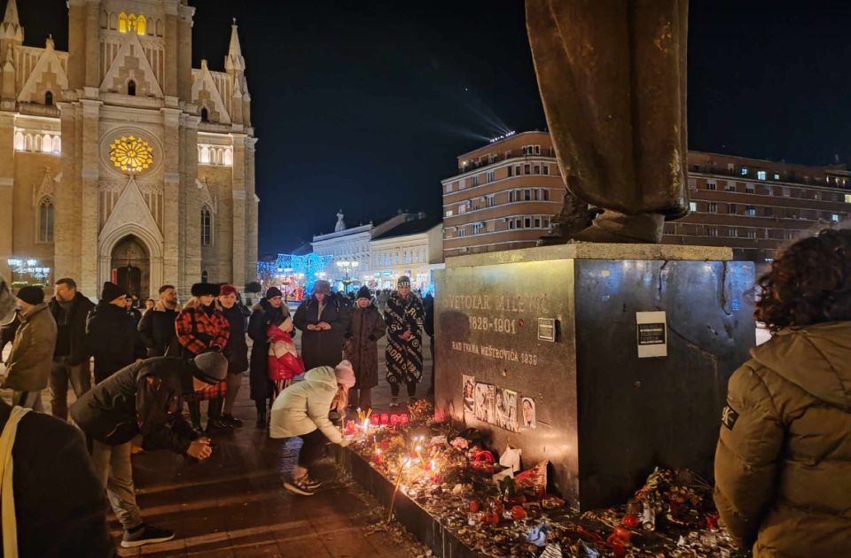 Novi Sad: Sveće i cveće za 12 stradalih na Cetinju