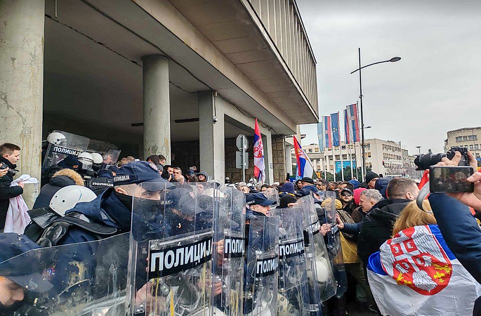 Novi Sad: Jaja ka zgradi parlamenta i ka policiji