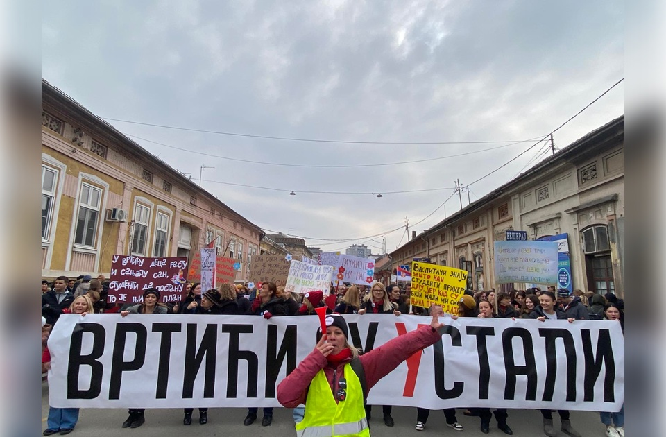 FOTO: Protest zaposlenih u PU „Dečja radost“ Pančevo – podrška studentima i zahtev za bolje uslove rada