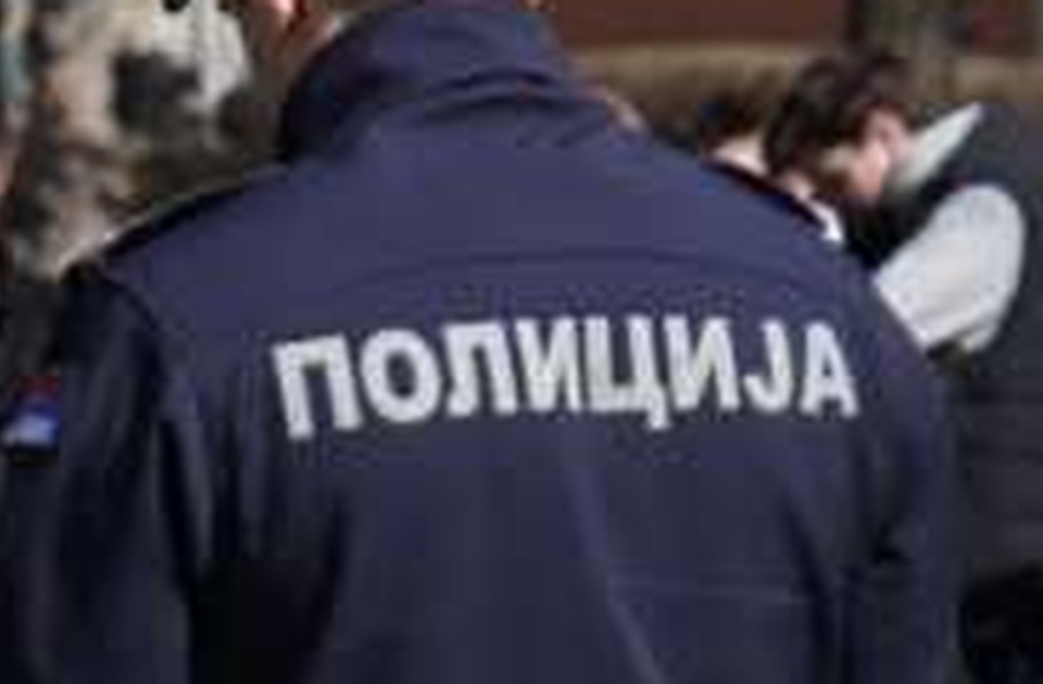 Napeto ispred Skupštine – policija između dve grupe građana