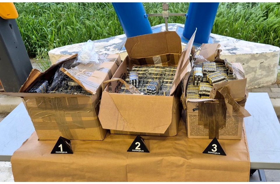 Zaplenjeno blizu 100.000 tableta, uhapšen vozač kamiona Zaplenjeno blizu 100.000 tableta, uhapšen vozač kamiona