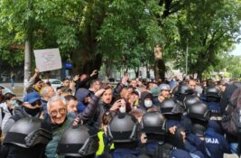 Blokada suda u Novom Sadu ušla u drugi dan – guranje policije i građana