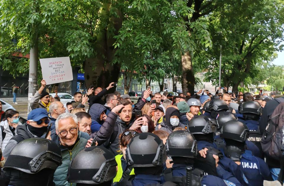 Blokada suda u Novom Sadu ušla u drugi dan – guranje policije i građana Blokada suda u Novom Sadu ušla u drugi dan – guranje policije i građana