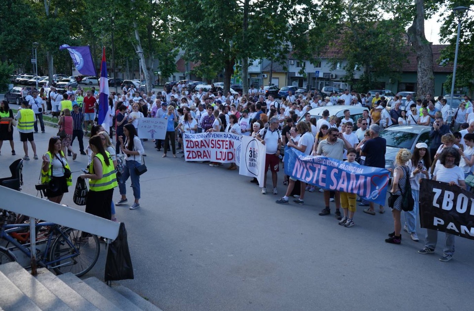 Pančevo: Skup podrške medicinskim radnicima ispred Doma zdravlja Pančevo: Skup podrške medicinskim radnicima ispred Doma zdravlja