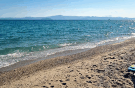 Crna, crvena, braon, ljubičasta – šta označavaju boje zastavica na plažama