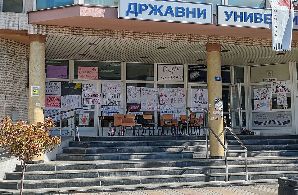 Studenti izbačeni iz zgrade Državnog univerziteta u Novom Pazaru Studenti izbačeni iz zgrade Državnog univerziteta u Novom Pazaru