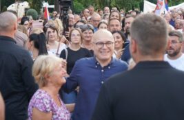 Skup protiv blokada u Pančevu, prisustvuje i Miloš Vučević
