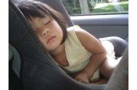 Sve više roditelja ne poštuje propise – čak 40 odsto dece u Srbiji prevozi se nepropisno