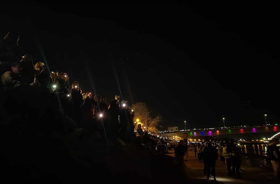 Tišina i svetlost za nastradale u Novom Sadu – završen komemorativni skup Tišina i svetlost za nastradale u Novom Sadu – završen komemorativni skup