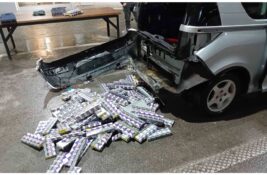 Policija zaplenila 2.500 paklica cigareta na prelazu Srpska Crnja