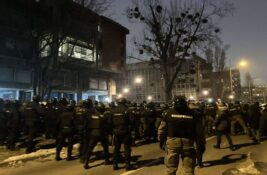 Studenti pokušali da blokiraju Filozofski fakultet u Novom Sadu, policija intervenisala