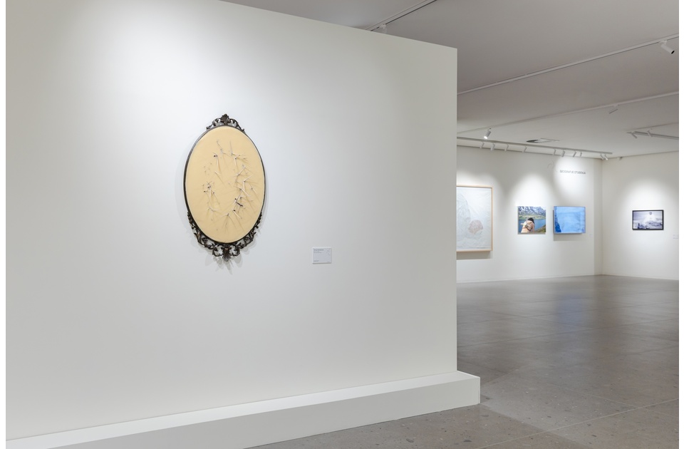 Izložba “Identiteti izvan granica” – Razgovor Benedete Karpi De Rezmini i umetnice Silvije Đambrone Izložba “Identiteti izvan granica” – Razgovor Benedete Karpi De Rezmini i umetnice Silvije Đambrone