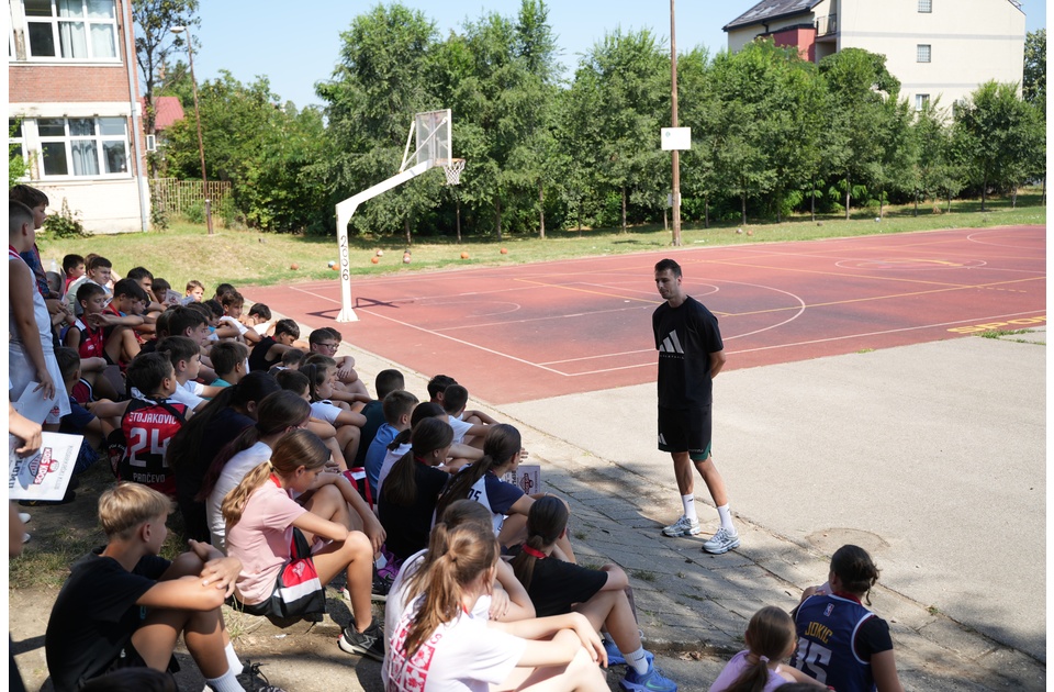 Pančevo: Reprezentativac Srbije Nemanja Dangubić među mladim košarkašima Kris Krosa
