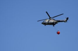 Borba sa požarom u Deliblatskoj peščari: I danas četiri helikoptera na terenu