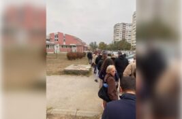 Gužve na biračkim mestima u Pančevu, pojedina počela sa radom sa zakašnjenjem